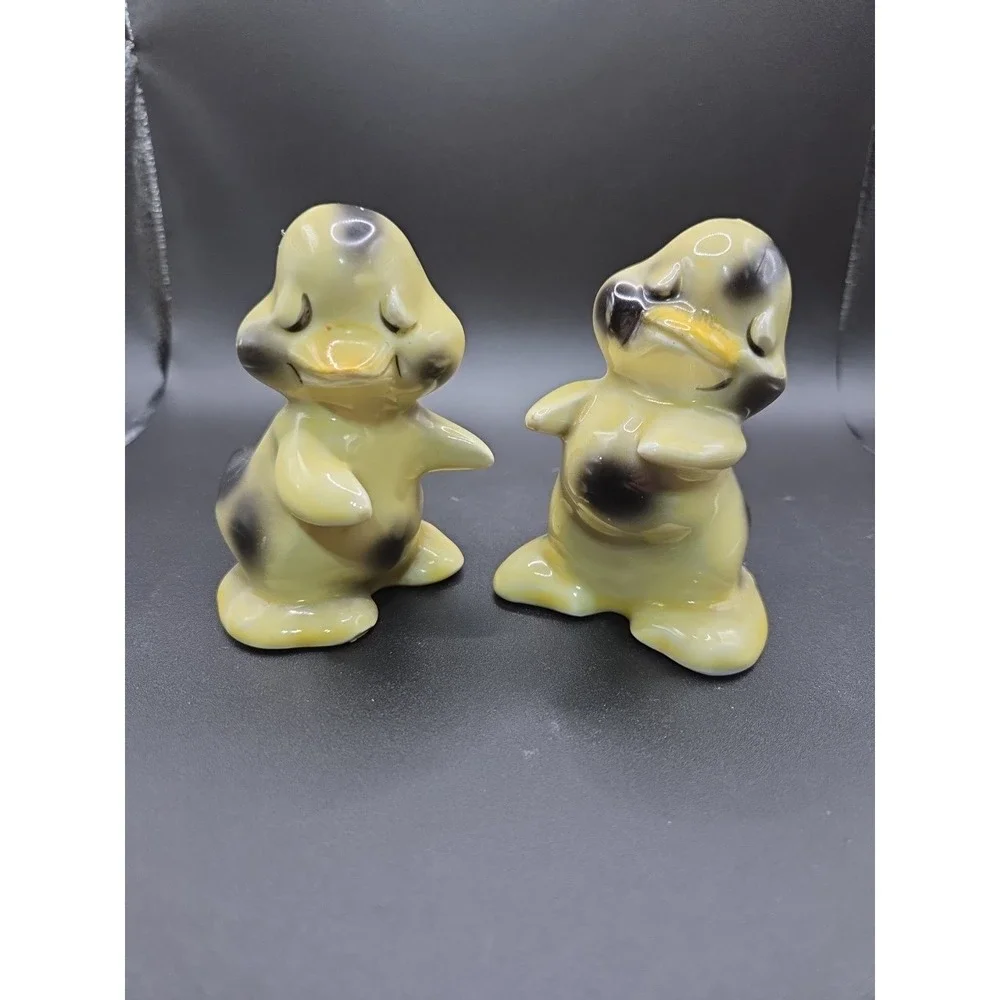 Vintage Hugging‎ Ducks Salt and Pepper Shakers Yellow Black Ceramic Kitsch Decor